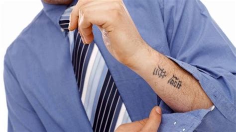 tatuaggi piccoli significativi maschili|Tatuaggi piccoli per Uomo: quali scegliere, significati e。